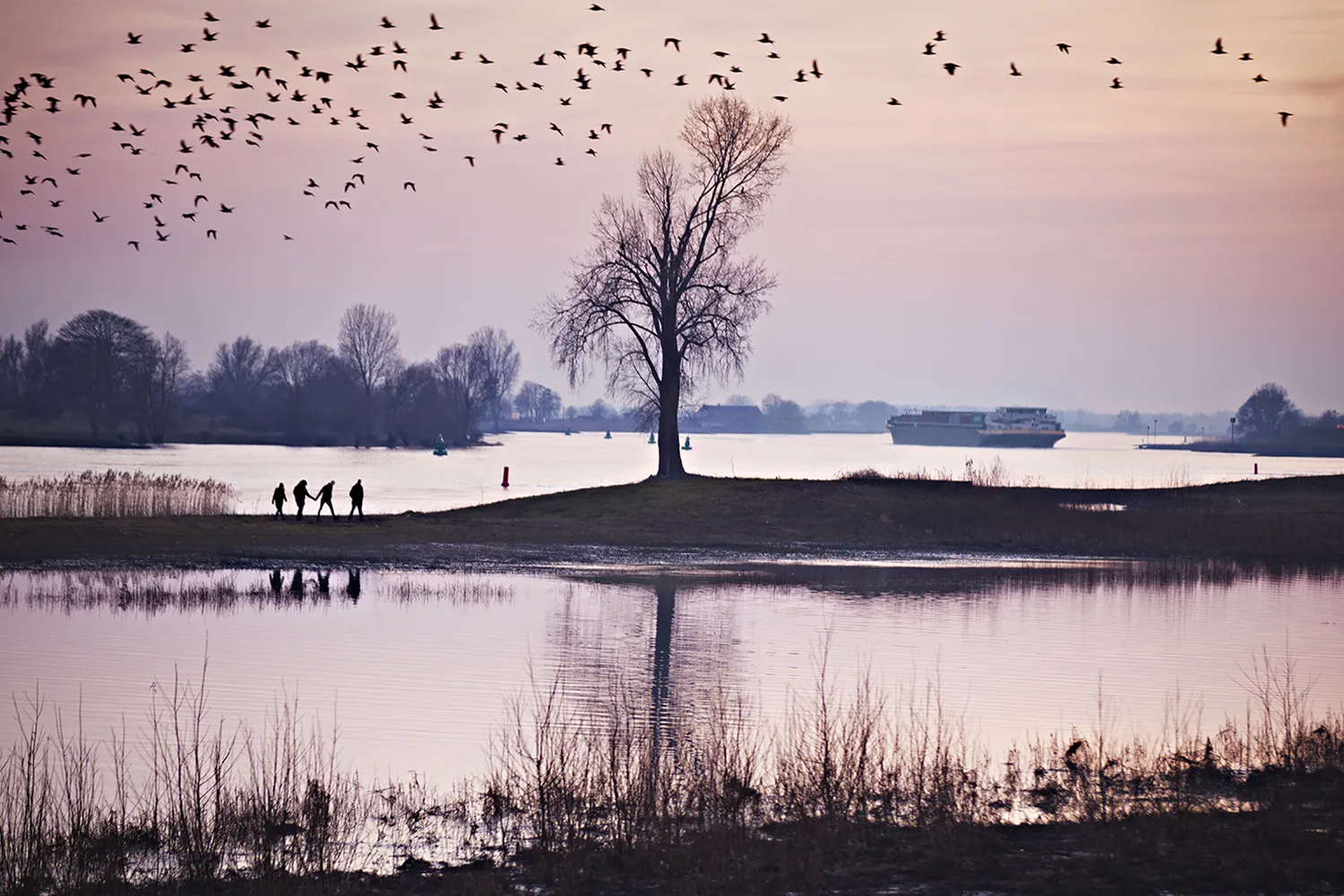 wandelen langs de rivier